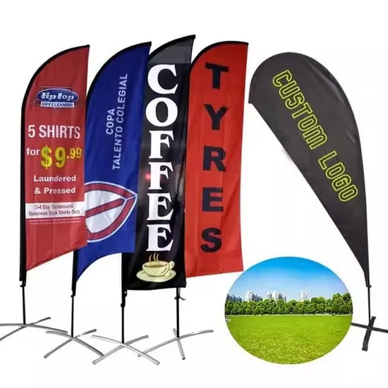 Wind banners personalizados identificando uma empresa na fachada