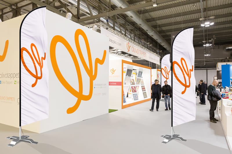 Wind banners alinhados em um corredor de feira para orientar e atrair visitantes