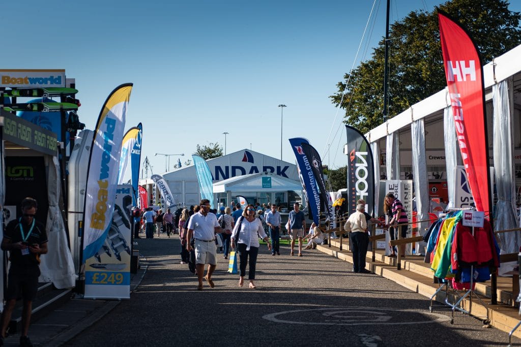 Wind banners de bandeira promocional sinalizando a entrada de um ponto comercial